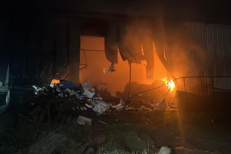 Alanya'da klima deposu alevlere teslim oldu