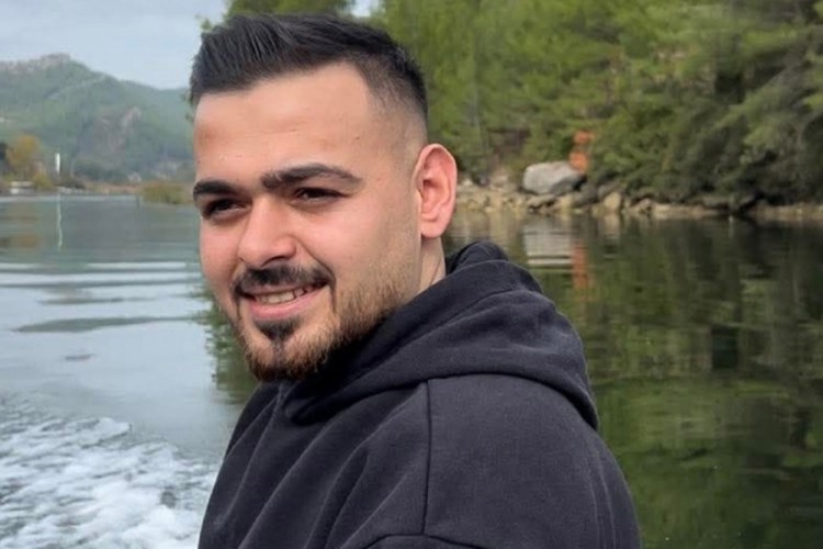 Avda arkadaşının ateş alan t&uuml;feğinden &ccedil;ıkan sa&ccedil;malarla &ouml;ld&uuml;