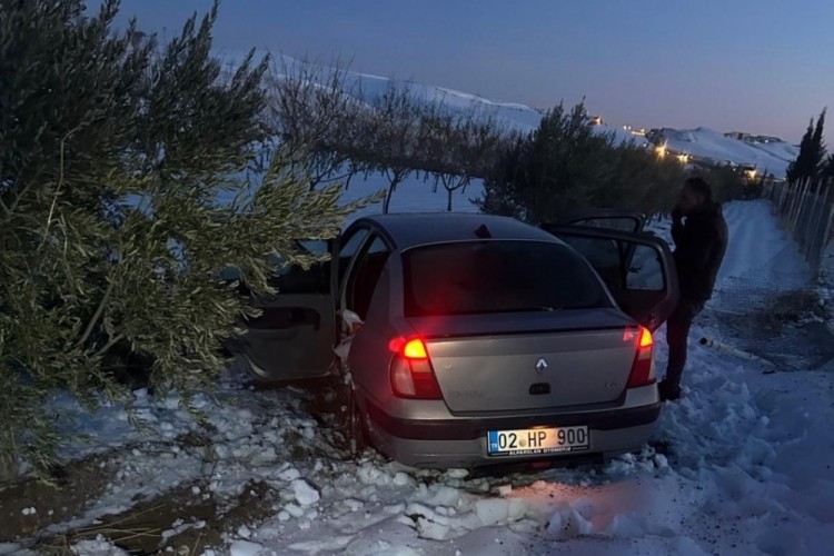 Otomobil şarampole girdi: 2 yaralı