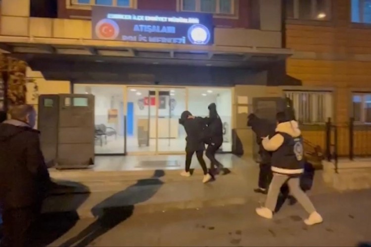 Otob&uuml;s durağına bırakılmıştı! Flaş gelişme yaşandı...