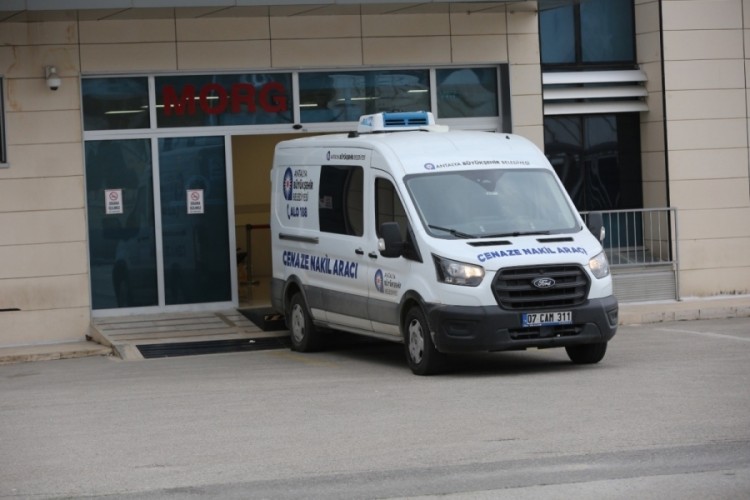Bı&ccedil;aklanarak &ouml;ld&uuml;r&uuml;len anne ve kızının cenazeleri Ankara'ya g&ouml;t&uuml;r&uuml;ld&uuml;