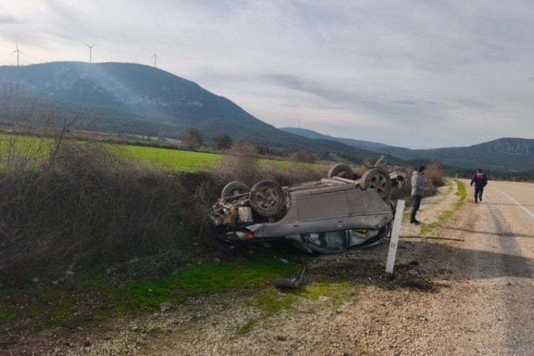 Kontrolden &ccedil;ıkan ara&ccedil; takla attı; s&uuml;r&uuml;c&uuml;s&uuml; yaralandı
