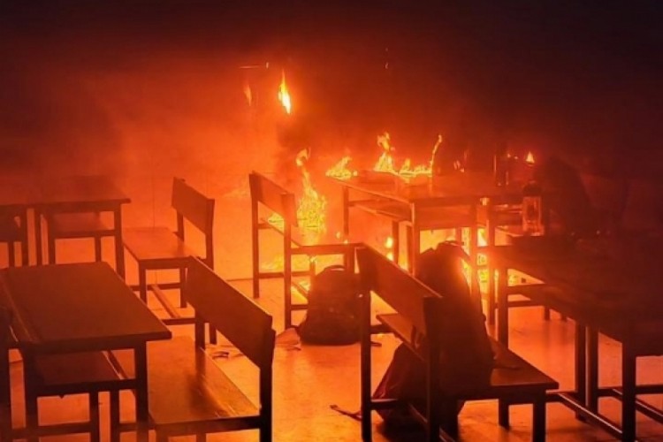 İlkokul sınıfının klima &uuml;nitesinde &ccedil;ıkan yangın korkuttu