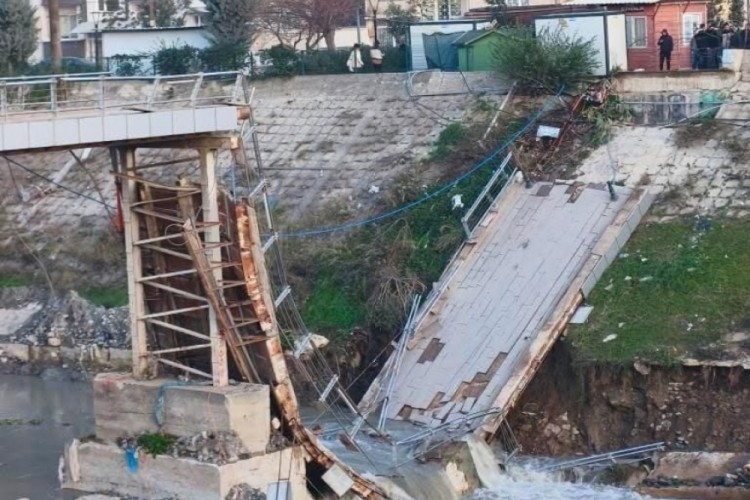 Hatay'da k&ouml;pr&uuml; &ccedil;&ouml;kt&uuml;; ekipler inceleme başlattı