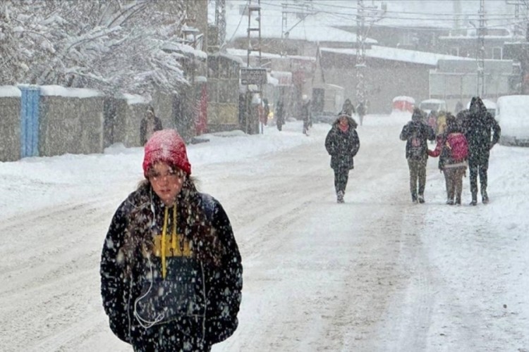 Van'ın &Ccedil;atak il&ccedil;esinde eğitime kar engeli