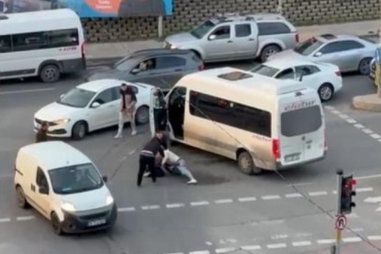 Kırmızı ışıkta yol verme kavgası! O anlar kamerada...