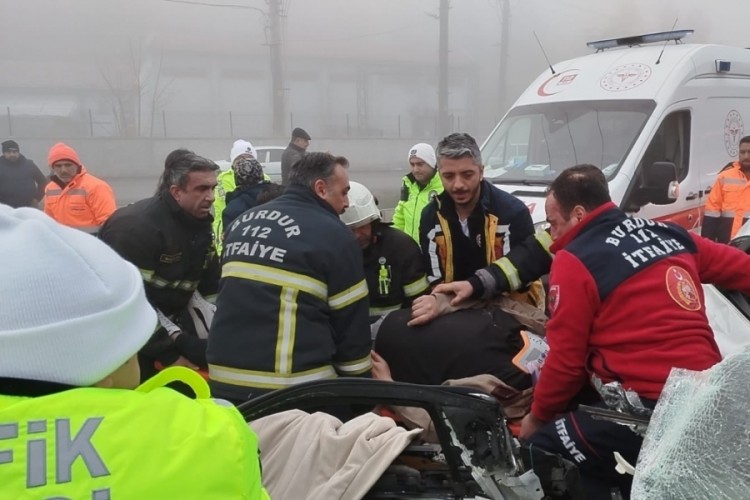 Yoğun siste zincirleme kaza: 1'i ağır 2 yaralı