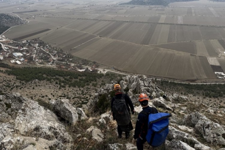 Dağda mahsur kalan ke&ccedil;i ekipler tarafından kurtarıldı