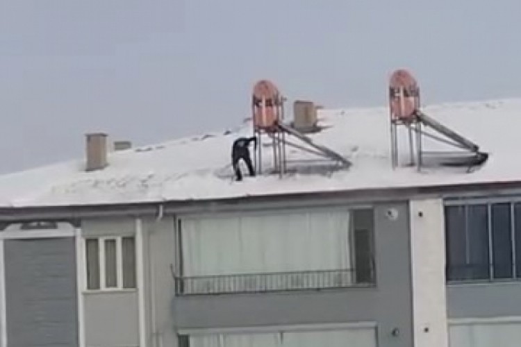 &Ccedil;atıdaki karı temizlerken hayatını hi&ccedil;e saydı