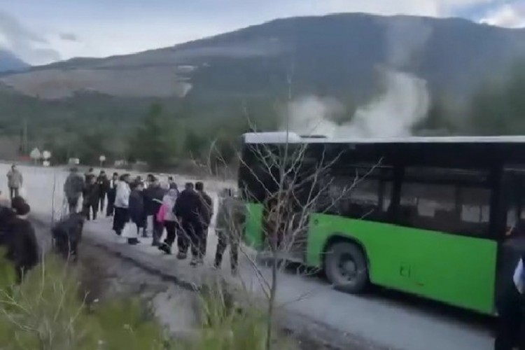 Aynı g&uuml;n i&ccedil;inde, 2 belediye otob&uuml;s&uuml;nde yangın!