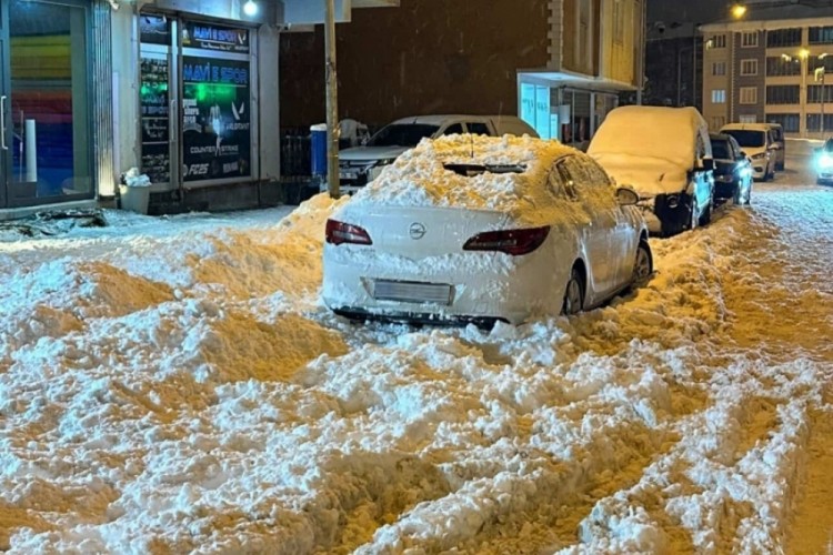 &Ccedil;atıdan d&uuml;şen kar k&uuml;tlesi park halindeki otomobile zarar verdi