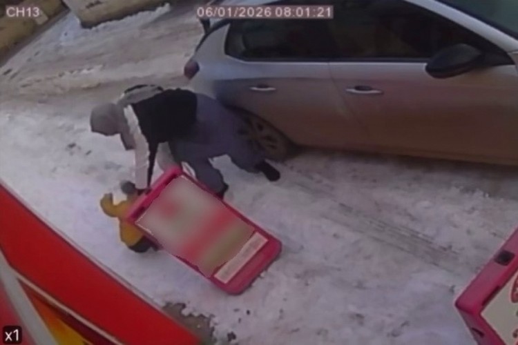 Buzlu yol vatandaşlara zor anlar yaşattı
