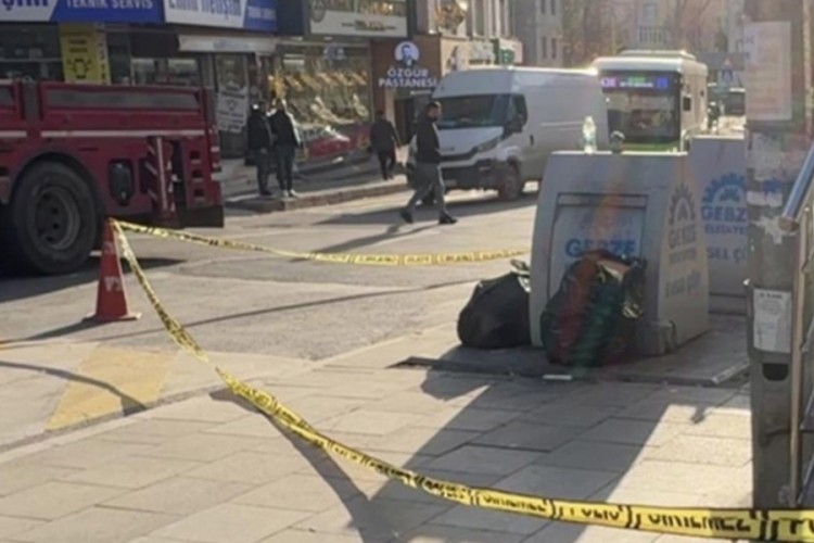 Yolda y&uuml;r&uuml;rken silahlı saldırıya uğradı: 2 yaralı