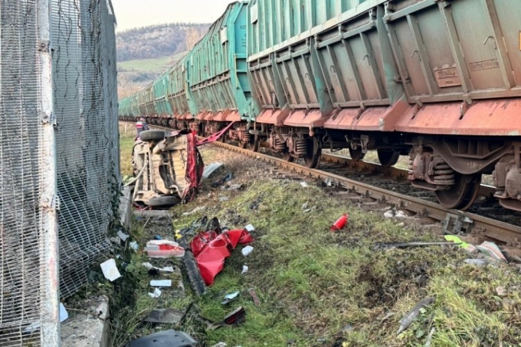Hemzemin ge&ccedil;itte otomobile tren &ccedil;arptı: 1 kişi yaşamını yitirdi...