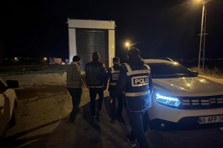 Tokat'ta durdurulan otob&uuml;ste 5 ka&ccedil;ak g&ouml;&ccedil;men yakalandı