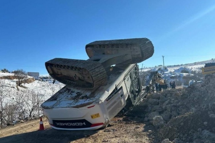 Yol yapım &ccedil;alışmasında iş makinesi devrildi