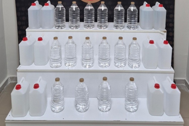 Kargo g&ouml;nderisinde el yapımı etil alkol ele ge&ccedil;irildi