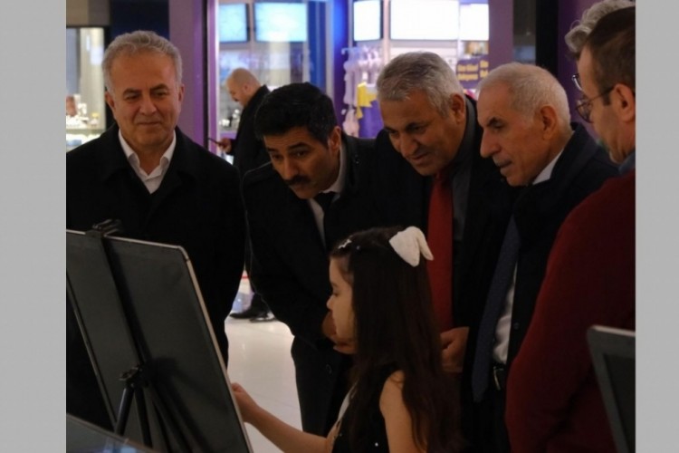 Bursalı 1. sınıf &ouml;ğrencisinin resim sergisine yoğun ilgi