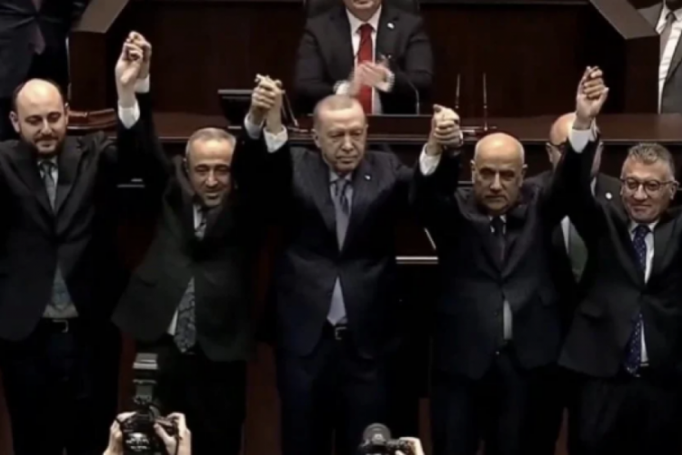 &Uuml;&ccedil; vekilin AK Parti'ye katılımı tamamlandı