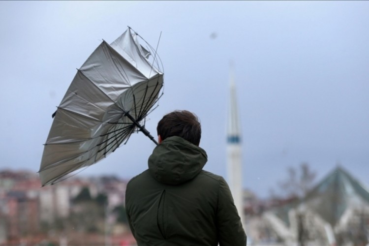 Bursa'da kuvvetli r&uuml;zgar etkili oluyor