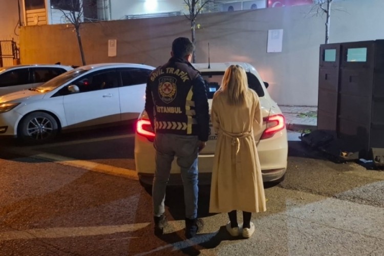 Topuklu ayakkabısıyla aracından inip servistekilere saldıran kadına ceza