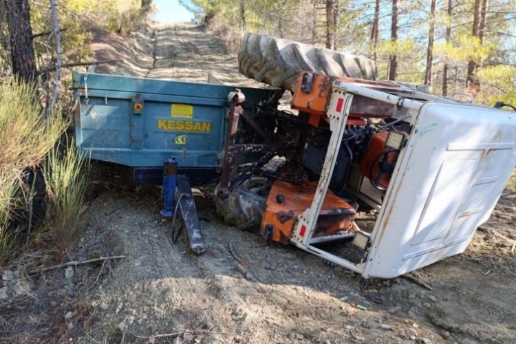 Kontrolden &ccedil;ıkan trakt&ouml;r devrildi; 1 yaralı