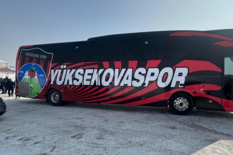 Cumhurbaşkanı Erdoğan, Kadın Futbol Takımı'na otob&uuml;s hediye etti
