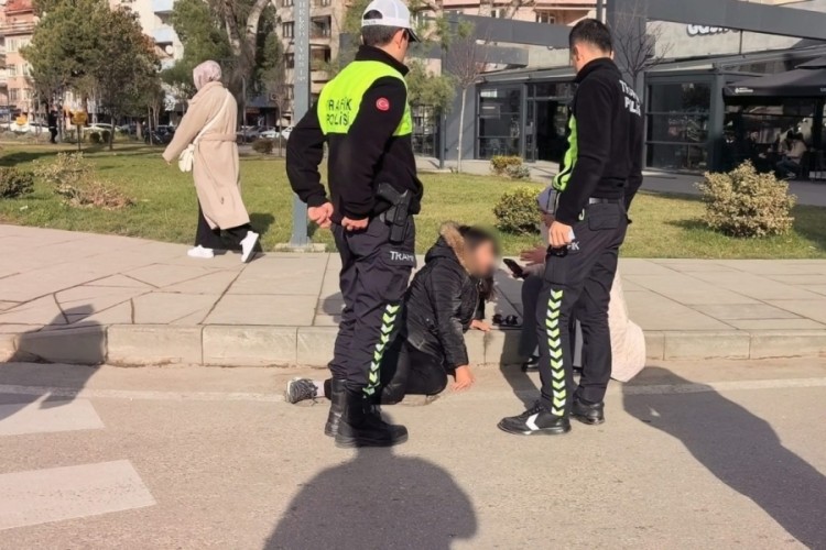 Bursa'da yaya ge&ccedil;idinde aracın altında kaldılar!