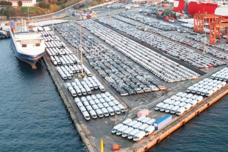 Sıfır ara&ccedil;lar limanı kapladı! Uzmanlardan dikkat &ccedil;eken yorum...
