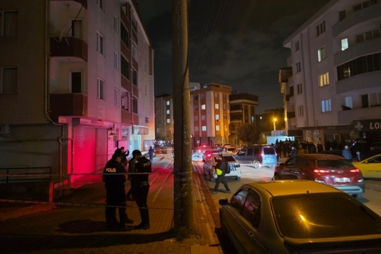 Apartmanın &ouml;n&uuml;nde oluşan &ccedil;ukur korkuttu! Bina tahliye edildi...