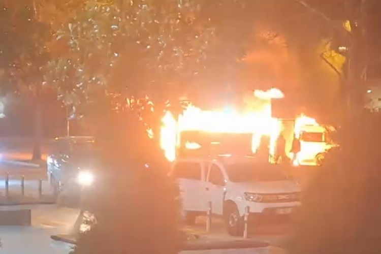 Bursa'da barakada &ccedil;ıkan yangın etraftaki ara&ccedil;lara sı&ccedil;radı! G&uuml;&ccedil;l&uuml;kle kontrol altına alındı...