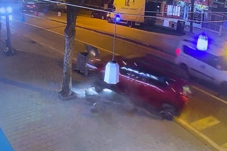 Bursa'da fren yerine gaza basınca ortalık karıştı! Yaralılar var...
