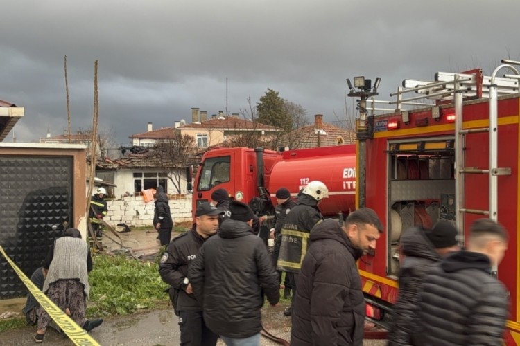M&uuml;stakil ev alevlere teslim oldu: Yanan evini g&ouml;zyaşları i&ccedil;inde izledi