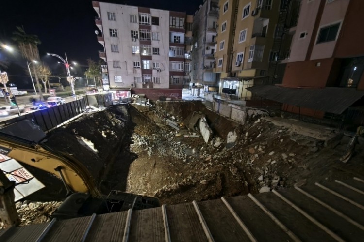 İstinat duvarı &ccedil;&ouml;ken binadaki vatandaşlar tahliye edildi