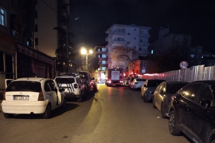 5 katlı binanın &ccedil;atısında gece saatlerinde yangın!