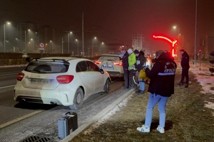 Polise &ccedil;arpıp ka&ccedil;tıktan sonra olay yerinde yakalanan şahıs tutuklandı