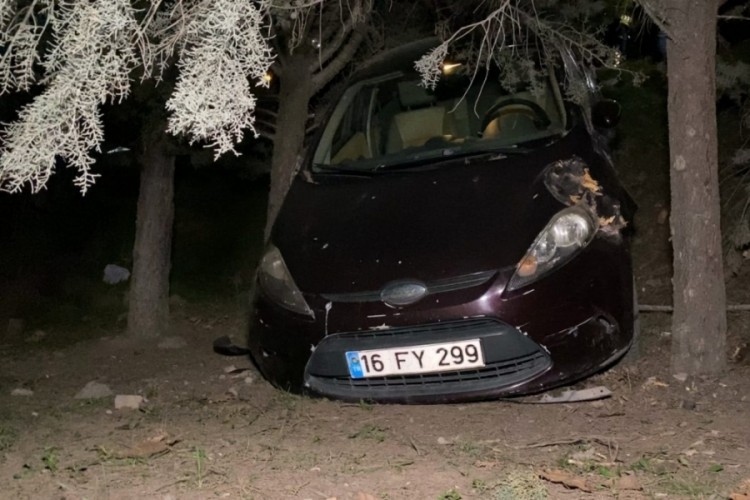 Bursa'da motosikletle &ccedil;arpışan ara&ccedil; AVM bah&ccedil;esine u&ccedil;tu! Yaralılar var...
