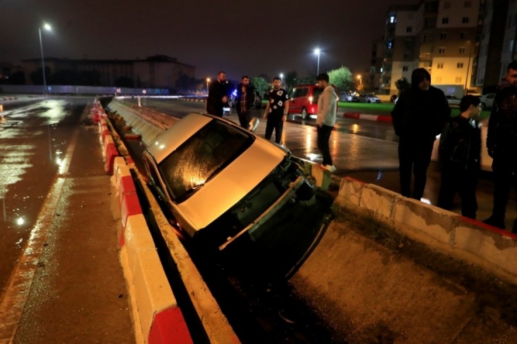 Kanala u&ccedil;an otomobilin s&uuml;r&uuml;c&uuml;s&uuml; kazayı yara almadan atlattı