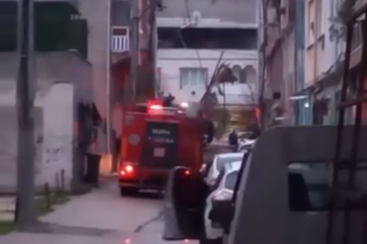 Bursa'da korku dolu sabah! &Ccedil;atı, elektrik kablolarına...