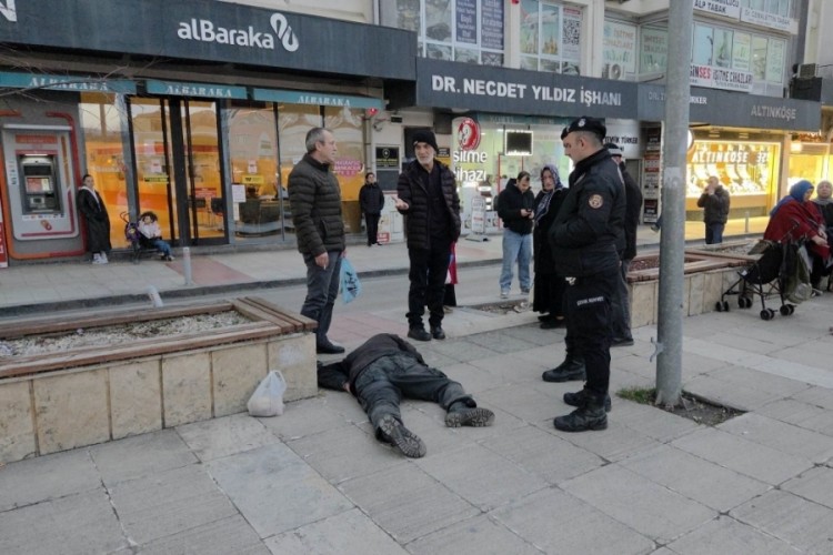 Alkol komasına girdi! Dakikalarca yerde kaldı...