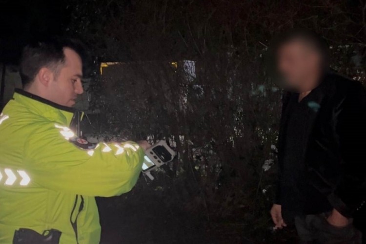 Polisi g&ouml;r&uuml;nce tuvaletini yaptı! Bursa'da şaşırtan anlar...