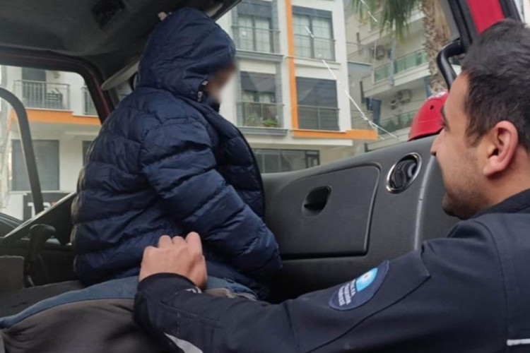 K&uuml;&ccedil;&uuml;k yaştaki &ccedil;ocuğu evde tek başına bıraktı, ekipler alarma ge&ccedil;ti