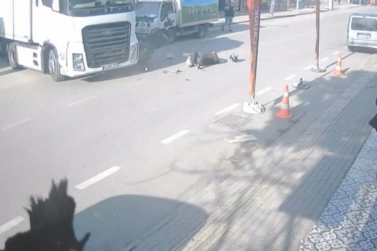 Bursa'da anayolda korkutan kaza! Motokurye tıra &ccedil;arptı