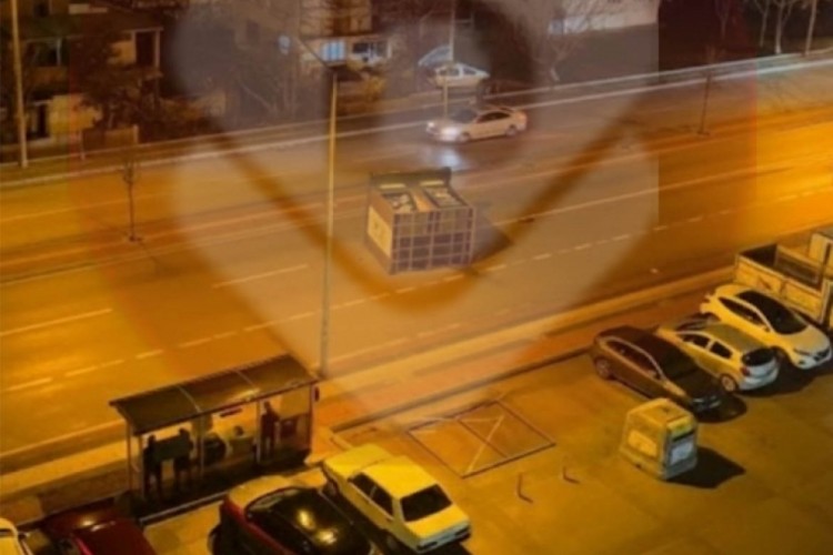 Bursa'da şiddetli lodos ATM'yi yerinden s&ouml;kt&uuml;!