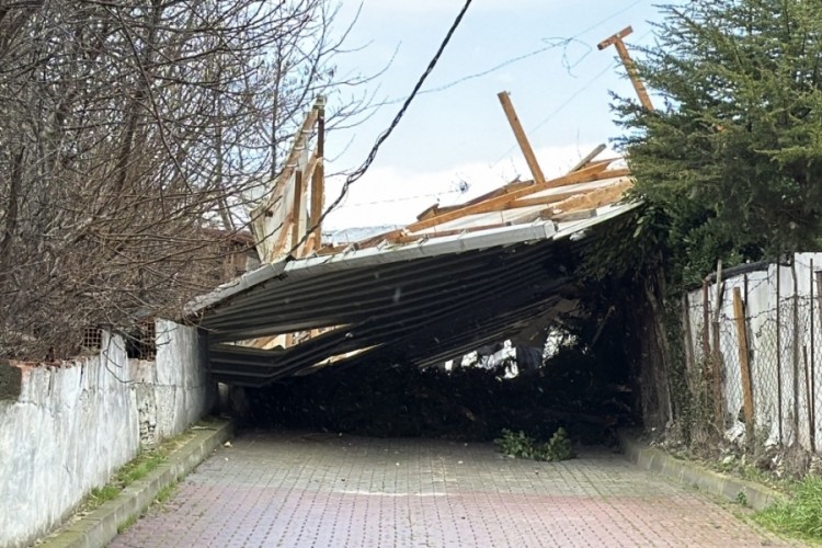 &Ccedil;atı 30 metre u&ccedil;arak başka evin &uuml;zerine d&uuml;şt&uuml;