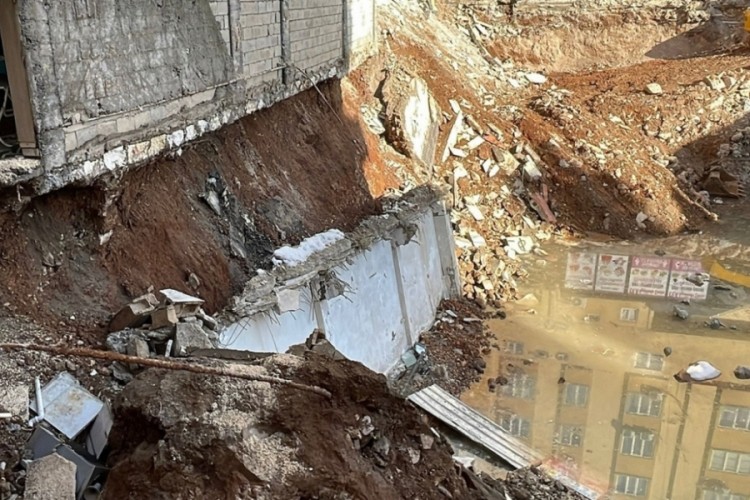 Temel kazısında binanın istinat duvarı &ccedil;&ouml;kt&uuml;; 150 kişi tahliye edildi