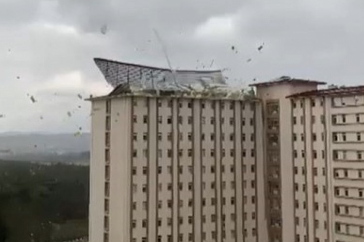 Bursa Uludağ &Uuml;niversitesi yurdunun &ccedil;atısı u&ccedil;tu!