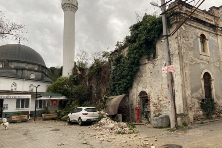 Bursa'da kilise &ccedil;&ouml;kt&uuml;: Mahalle muhtarından acil &ccedil;ağrı!