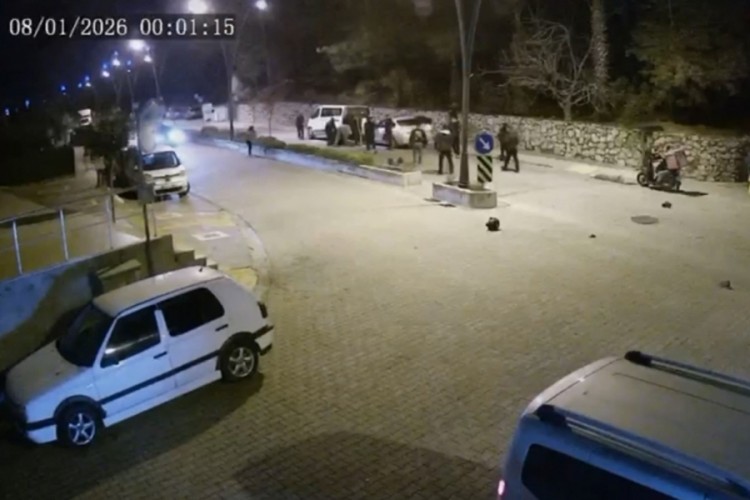 Otomobil &ccedil;arptı, motosikletli metrelerce savruldu!