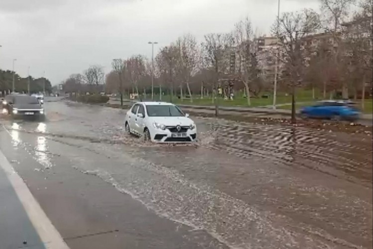 Tuzla'da deniz taştı, yollar g&ouml;le d&ouml;nd&uuml;!